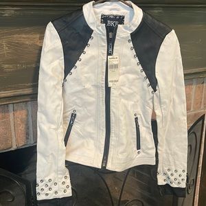 Brand new with tags woman’s BKE jacket. Tags are in place and it’s never worn